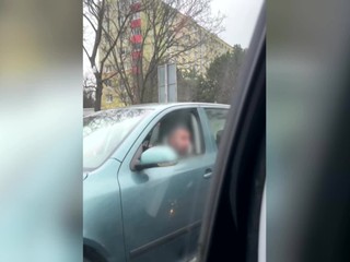 VIDEO: Uprostred križovatky muž autom zablokoval dopravu a nožom sa vyhrážal inému vodičovi