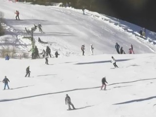 VIDEO: Aj napriek správam o najteplejších Vianociach sú tatranské zjazdovky plné