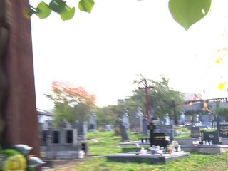 Z kríža na cintoríne v Prievidzi zmizol Ježiš Kristus. Žena ho chcela zreštaurovať