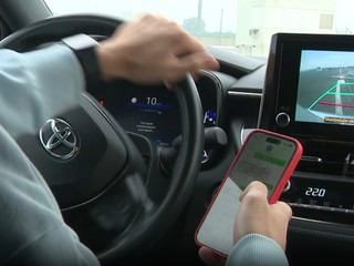 Šokujúce výsledky prieskumu: Slováci berú mobil za volantom ako samozrejmosť