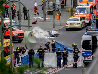 Vodič (29) vletel autom do davu ľudí. Neprežila jedna osoba a desiatky ľudí sa zranilo