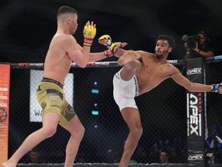 VIDEO: Drsný knokaut po ukážkovom kope z otočky