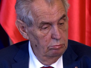 Senátori zvažujú žalobu na prezidenta Miloša Zemana. Dôvodom má byť kauza Vrbětice