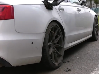 Obyvateľov vystrašil výbuch. Páchatelia poškodili auto zábavnou pyrotechnikou