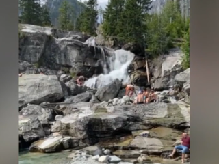 Niektorí turisti si z Vysokých Tatier urobili akvapark. Pláž majú pri jednom z najkrajších vodopádov