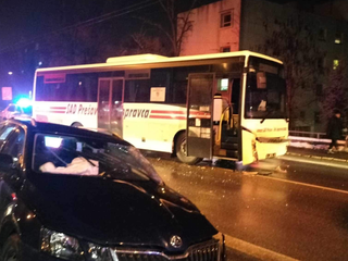 Cestujúcich v autobuse zaskočila zrážka. Na mieste zasahovali hasiči