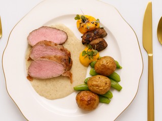 Panenka v slaninke, hubová mačanka, pečené baby zemiaky a tekvicové pyré