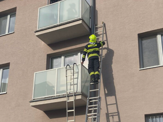 Malá dcérka nechtiac vymkla mamu na balkóne. Museli jej pomáhať hasiči