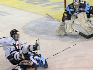 Petrovický v Dukle víťazne, Zvolen šokoval Žilinu, Slovan opäť trojbodový