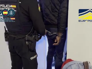 Medzinárodný gang Čierna sekera má tisíce členov. Polícia zadržala desiatky z nich