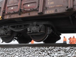 Namiesto trate sledovali kriket. Rušňovodiči v Indii spôsobili smrteľnú železničnú nehodu