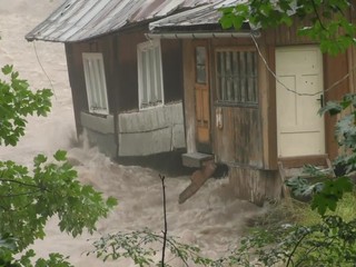 Škody po povodniach: Čo robiť, ak vám povodne zničili dom či auto?