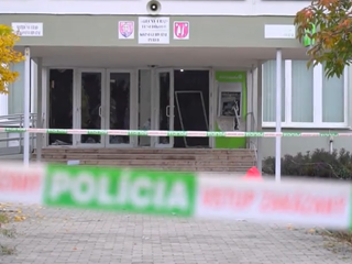 Polícia chytila trojicu cudzincov, podozrievajú ich z výbuchov bankomatov