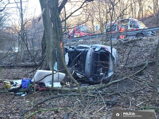 Tragický pondelok na cestách. Po náraze do stromu prišiel vodič o život