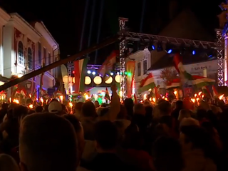 Horiace fakle a protivojnová reč: Boli sme sa v Maďarsku pozrieť na predvolebný míting Orbána