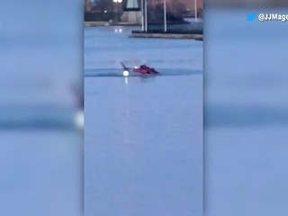 V New Yorku sa vrtuľník zrútil do rieky. Prežil len pilot