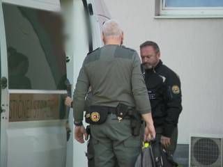 Začal sa súdny proces s matkou, ktorá mala vo vani utopiť dve dcéry