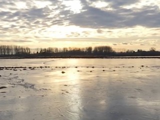 Korčuliari majú radosť, farmári nie. Slovenské polia sú pod zamrznutou vodou