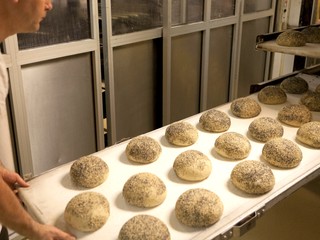 Chlieb, či maslo zdraželi. Okrem pandémie je na svete aj surovinová kríza. Potravín je nedostatok a sú drahšie