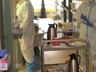 Napriek únave zdravotníci vytvárajú vianočnú atmosféru pre pacientov na covidom oddelení