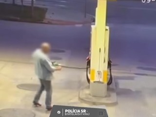 Vyčíňajúceho Čecha zastavila až polícia. V Rovinke na čerpacej stanici podpálil tankovaciu pištoľ
