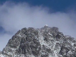 Aj počas letných mesiacov sú Tatry zahalené v bielom