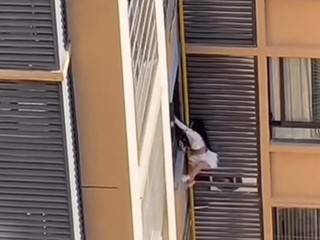 Susedom tuhla krv v žilách. Milenka utekala pred manželkou z 10. poschodia