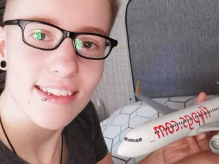 Žena, ktorú sexuálne priťahujú lietadlá, sa chce vydať za hračkársky Boeing