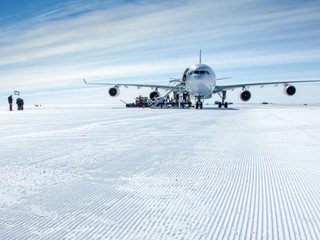 TOTO tu ešte nebolo: V Antarktíde pristál 190-tonový Airbus
