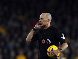 Šialenec naháňal rozhodcu po ihrisku autom!