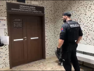 Muž, ktorý v supermarkete napadol svoju bývalú advokátku, bol vzatý do väzby