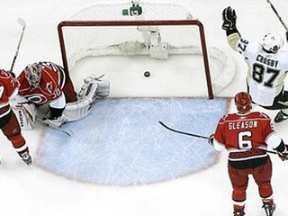 Crosby hetrikom zostrelil Buffalo, Edmonton s prvou výhrou v tomto roku