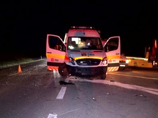 Zrážka sanitky s autom. Traja mladí ľudia vyleteli z cesty