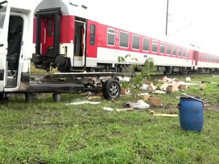Nešťastie na koľajach: Dodávka vošla na priecestie rovno pred vlak