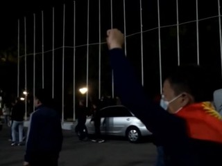 Demonštranti zaútočili na budovu parlamentu kvôli výsledku volieb, hlásia jedného mŕtveho