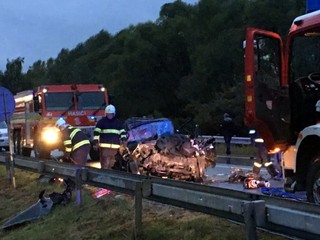 Tragická nehoda. Po zrážke s autobusom zomreli v aute dve deti aj ich rodičia