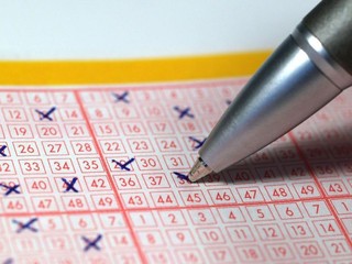 Žena vyhrala jackpot. So synovcom sa deliť nechce, aj keď jej priniesol šťastie