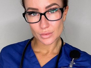Cez deň zdravotná sestra a v noci? Kráska si zabezpečila rozprávkový život