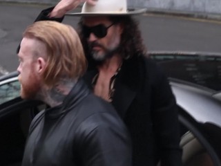 Komik a herec Russell Brand poprel nové obvinenia zo znásilnenia a napadnutia