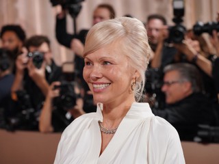 Bez mejkapu a s pleťou ako bábätko! Pamela Anderson zatienila na Glóbusoch aj mladšie krásky