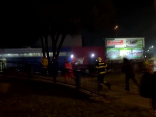 Muž visel nad koľajnicami v niekoľko metrovej výške a vyhrážal sa, že si niečo urobí