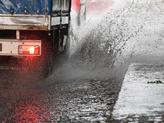 Mesto na východe prečerpáva vodu zo zaliatych častí. Zasadala povodňová komisia