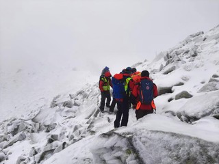 Partia turistov podcenila počasie v horách, pomáhať museli záchranári