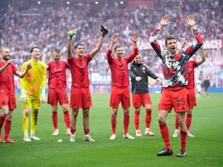 Bayern po roku majstrom, Kane sa dočkal trofeje, Kompany: „Úžasný pocit“