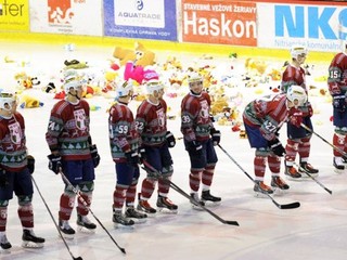 Špeciálny zápas. V Nitre budú lietať na ľad opäť plyšové hračky