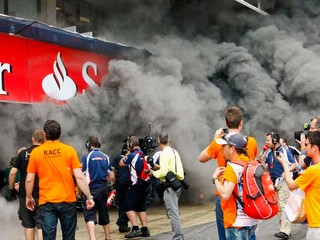 Oheň v F1! V boxoch víťazného Williamsu 16 zranených