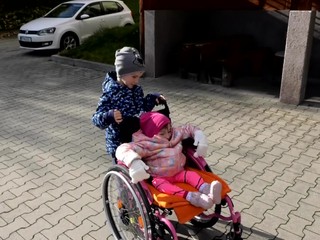 Stará mama zvláda starostlivosť o svoje vnúčatá hrdinsky. Aby si privyrobila pár eur navyše, chodila umývať schody