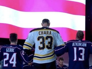 Chára v práci.  Vyzerá, akoby si tam vzal deti