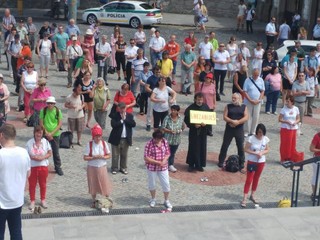 Farár Kuffa protestoval pred parlamentom
