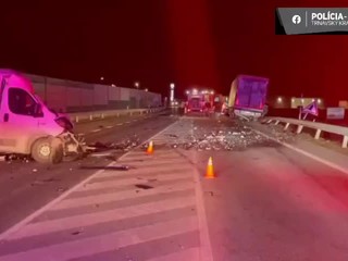 Hrozivá nehoda na cestách. Čelnú zrážku neprežili dvaja ľudia